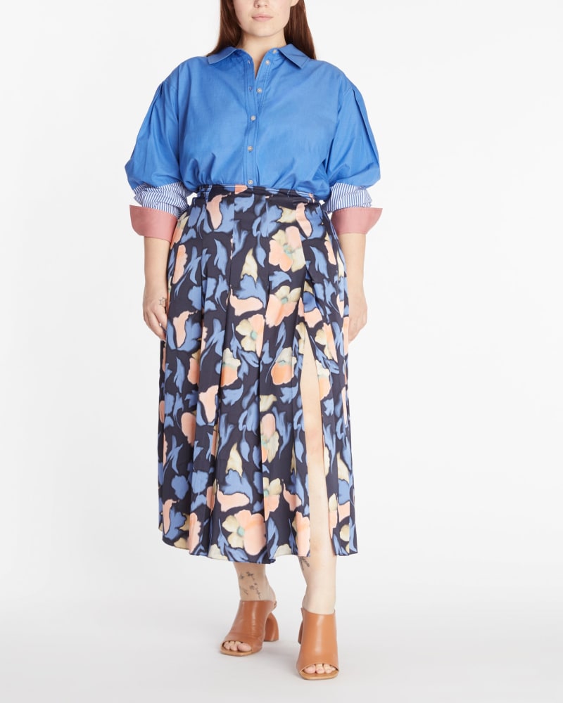 Front of a model wearing a size 3X Margaux Top in Oxford + Maritime/White + Terracotta by Tanya Taylor. | dia_product_style_image_id:322309